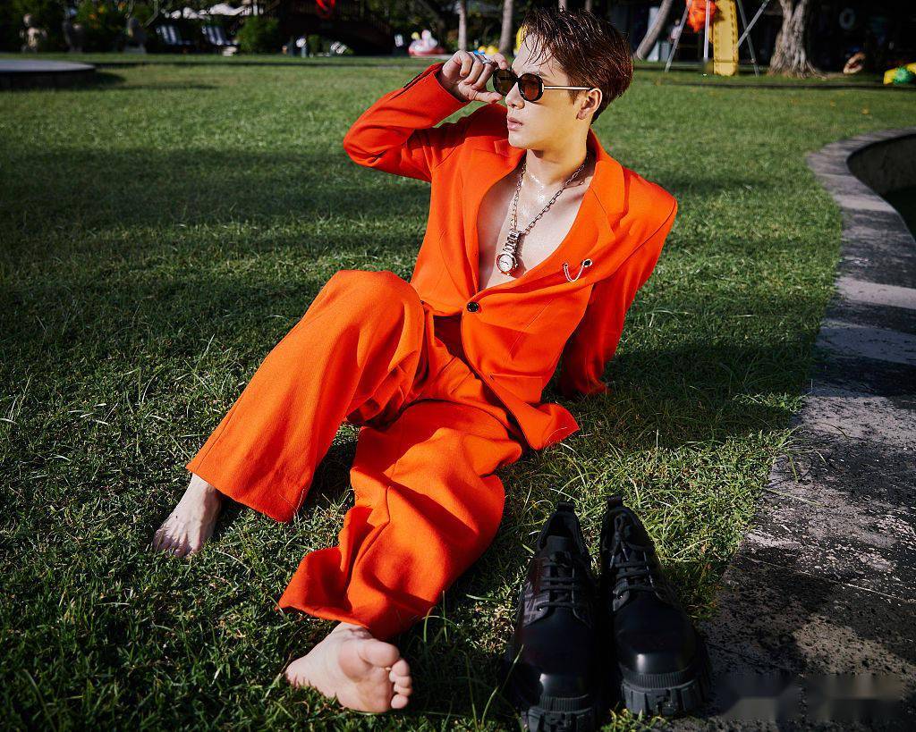 王嘉尔橙色西服套装酷飒有型惹眼真空上身汗液浸透满屏荷尔蒙