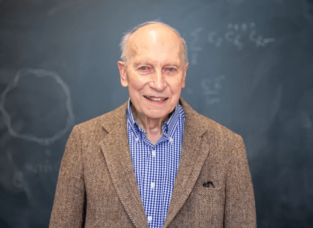 半个世纪的梦想——89岁退休医学教授获得物理学博士学位