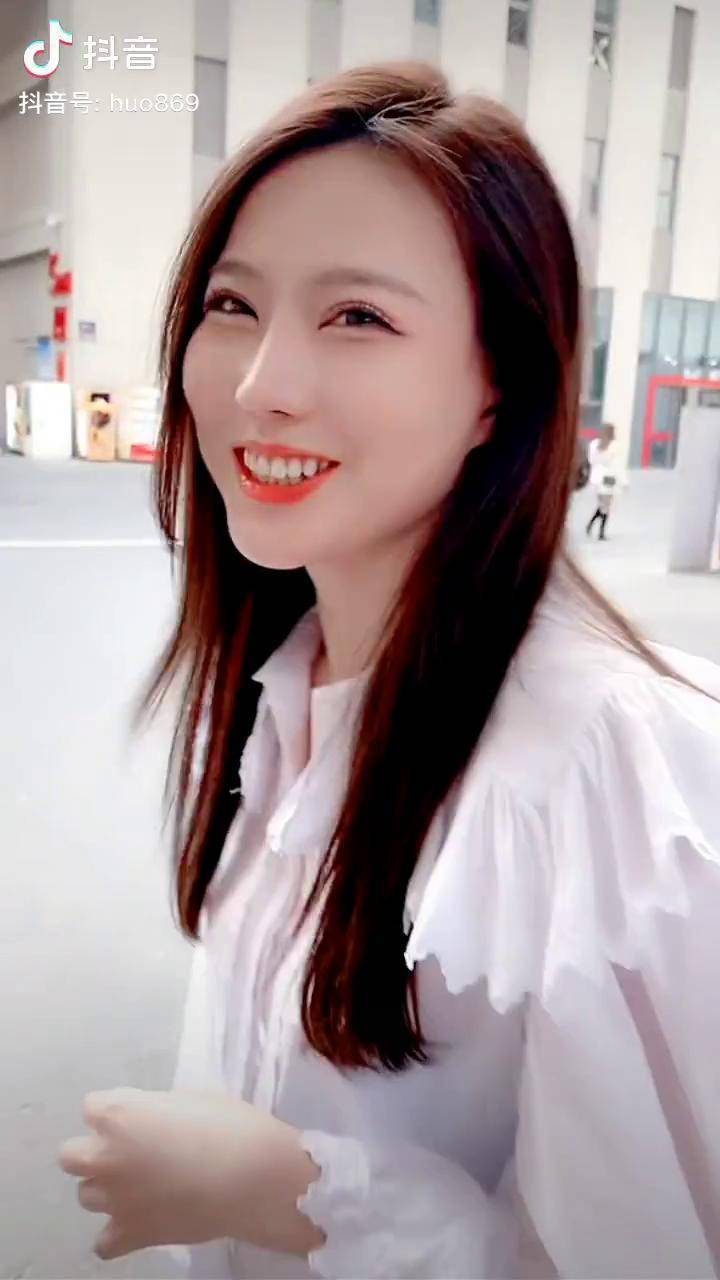 刘琴小姐姐笑起来真好看最美车模刘琴美女女神车模小姐姐