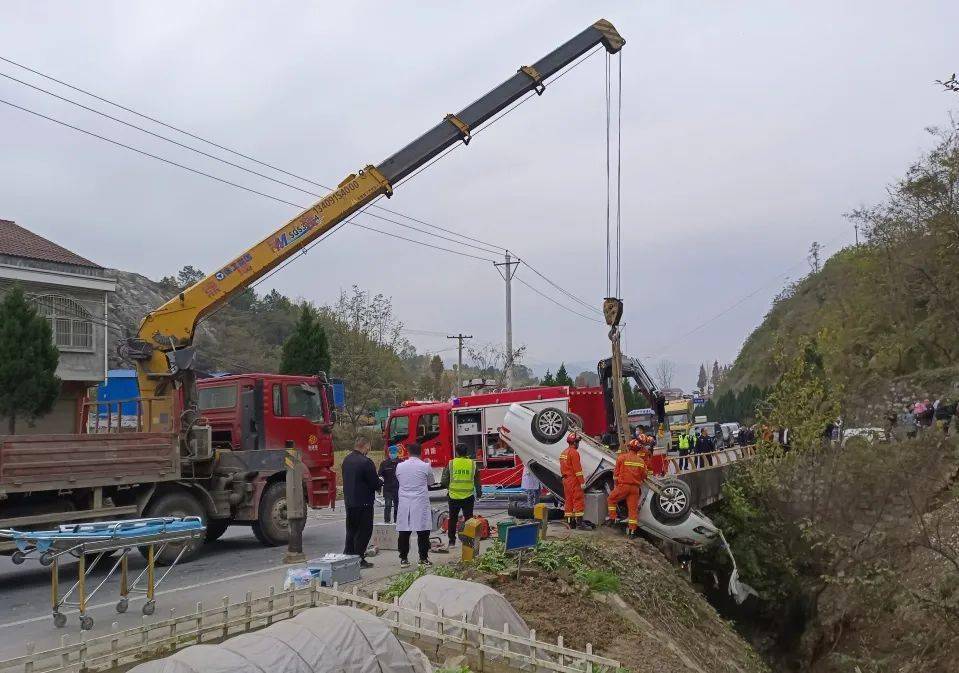 一小车失控侧翻,车身严重变形3人被困,安康消防紧急救援