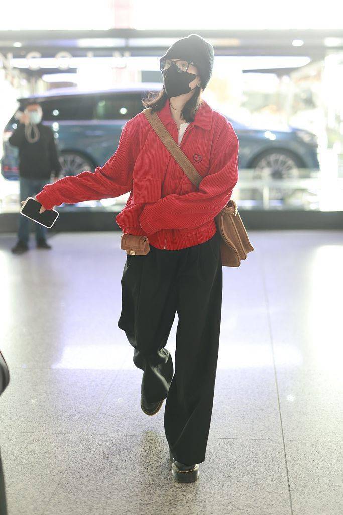 黑色 宋祖儿穿红色灯芯绒夹克阔腿裤 叠背毛呢包活泼亮眼