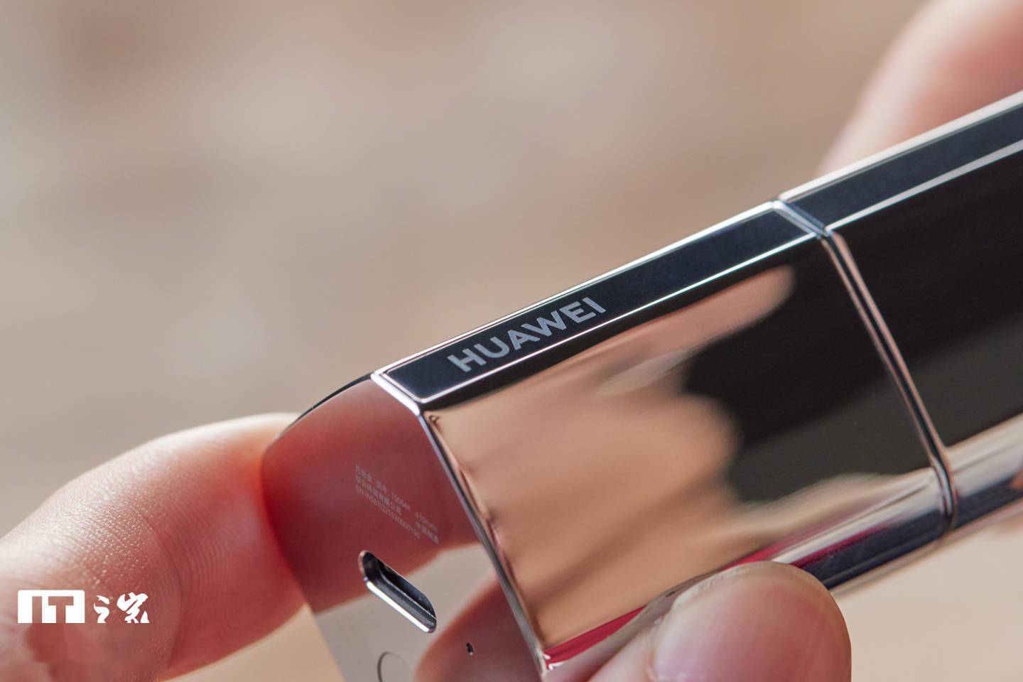 【IT之家开箱】华为 FreeBuds Lipstick 口红耳机图赏：声色由我