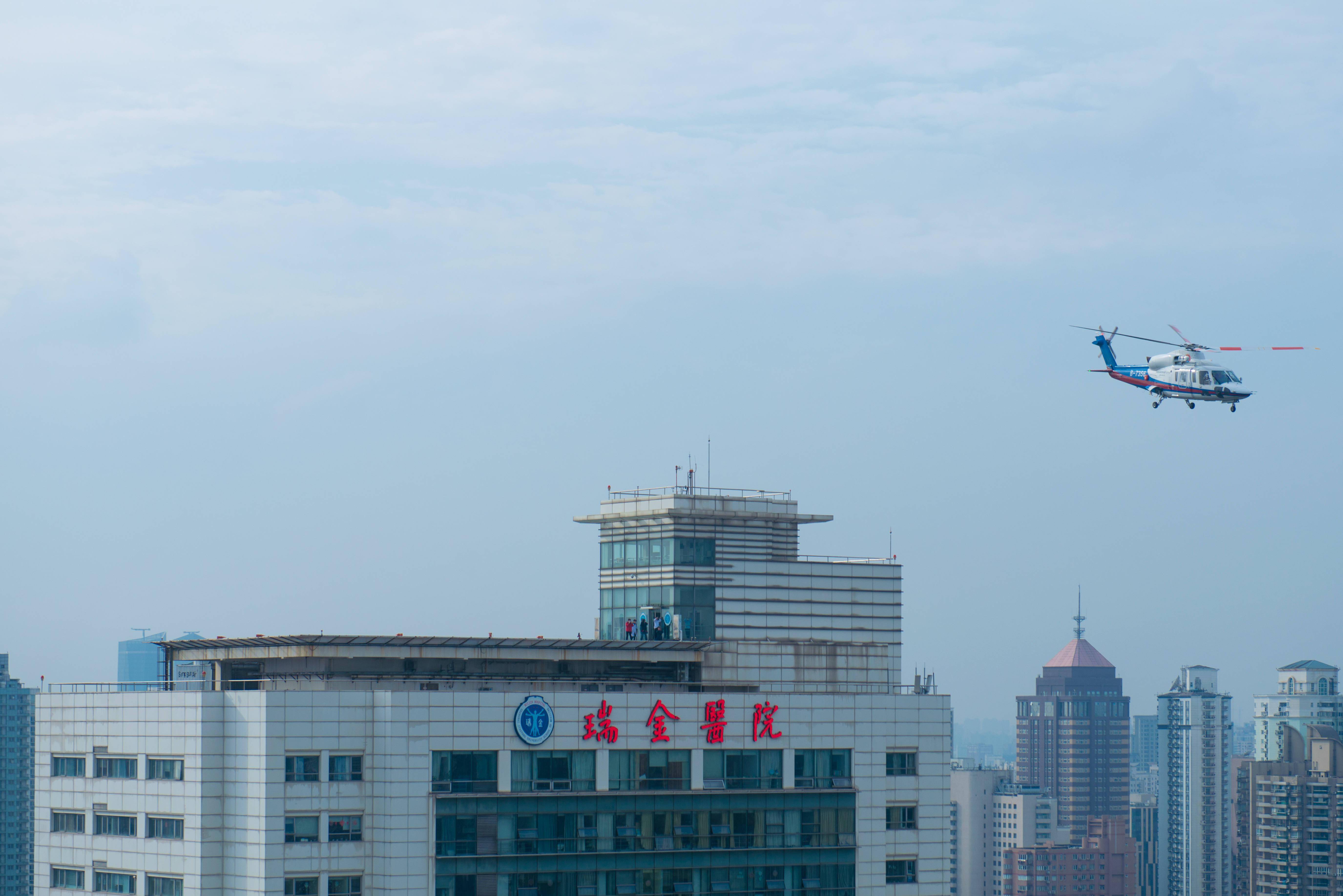 挂靠在瑞金医院的上海市航空医疗救援中心办公室接到紧急电话,在上海