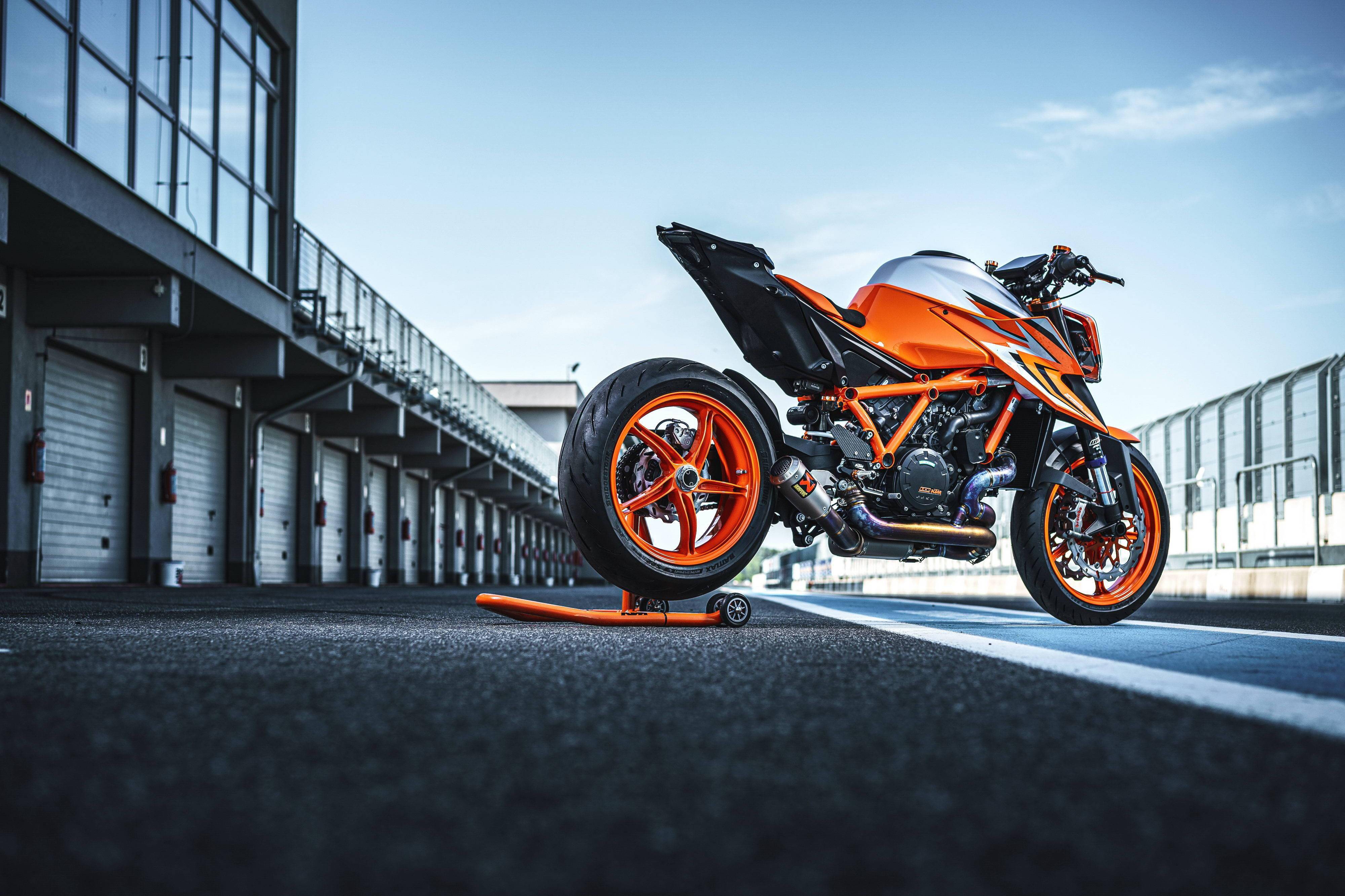 2022ktm1290supedukerrevo户外特写1