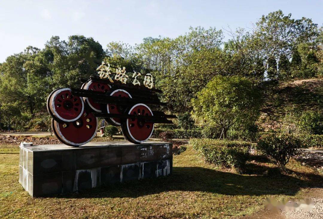 铁路边的铁路公园公园雕塑及铁轨公园荷塘2017年初,笔者从铅山永平镇