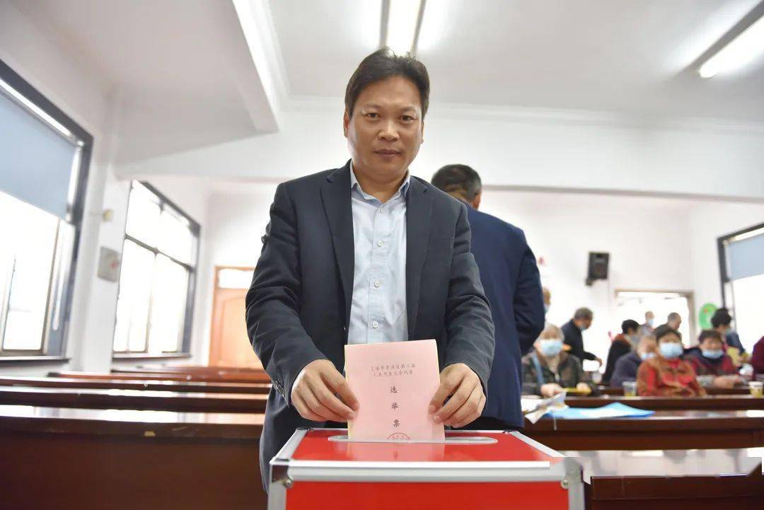 青浦区委副书记张权权,重固镇党委书记顾荷英,镇党委副书记钱闪星,镇