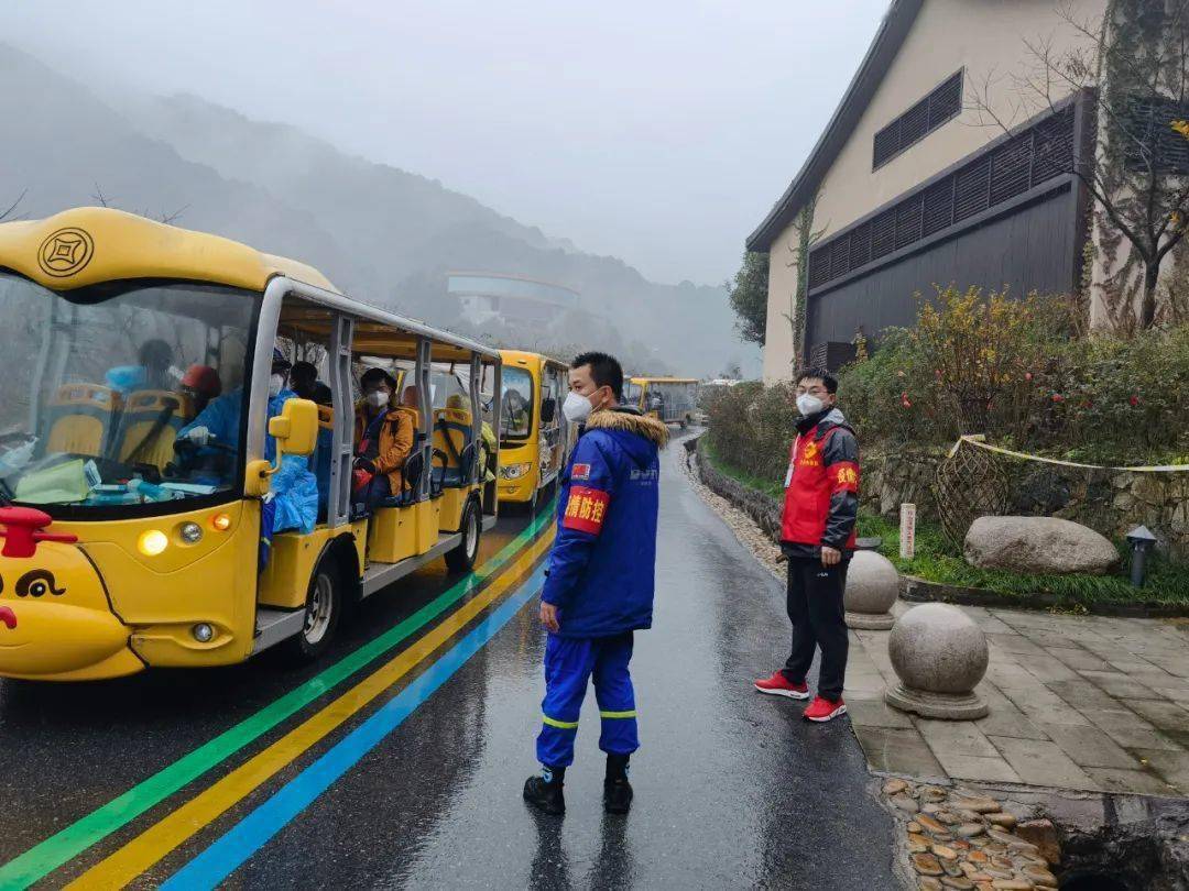 江西鉛山葛仙山風景區880名滯留遊客順利返程!_疫情