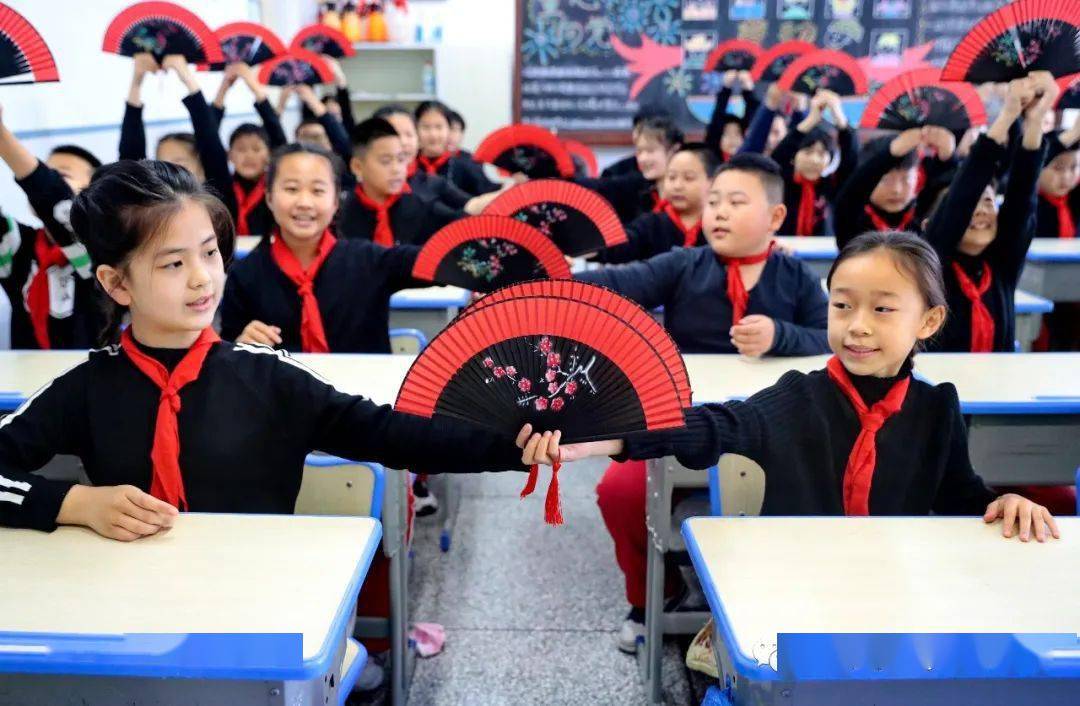 【校园动态】和安里小学课桌舞 坐着舞动同样精彩