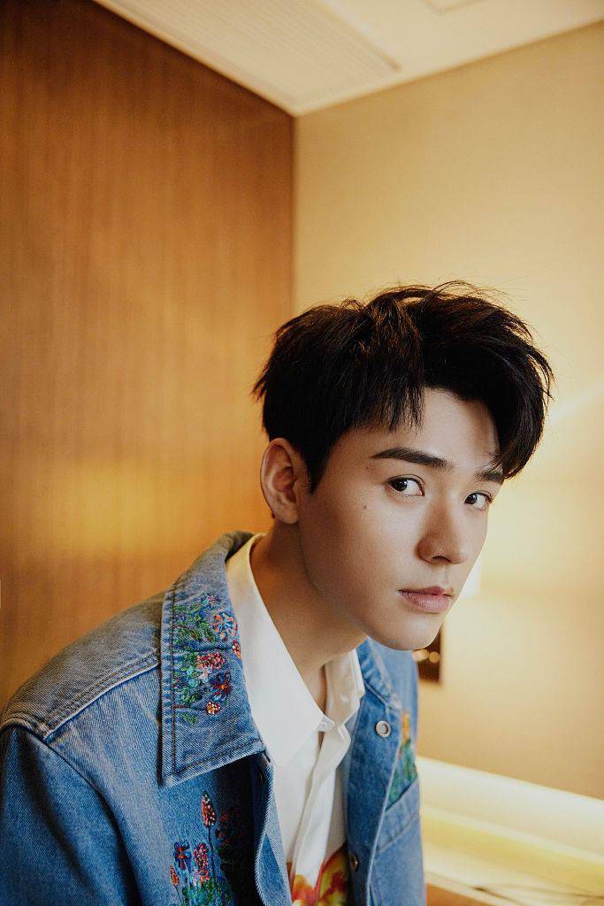 龚俊穿绣花牛仔套装大秀复古风暖色画面衬托十足文艺范