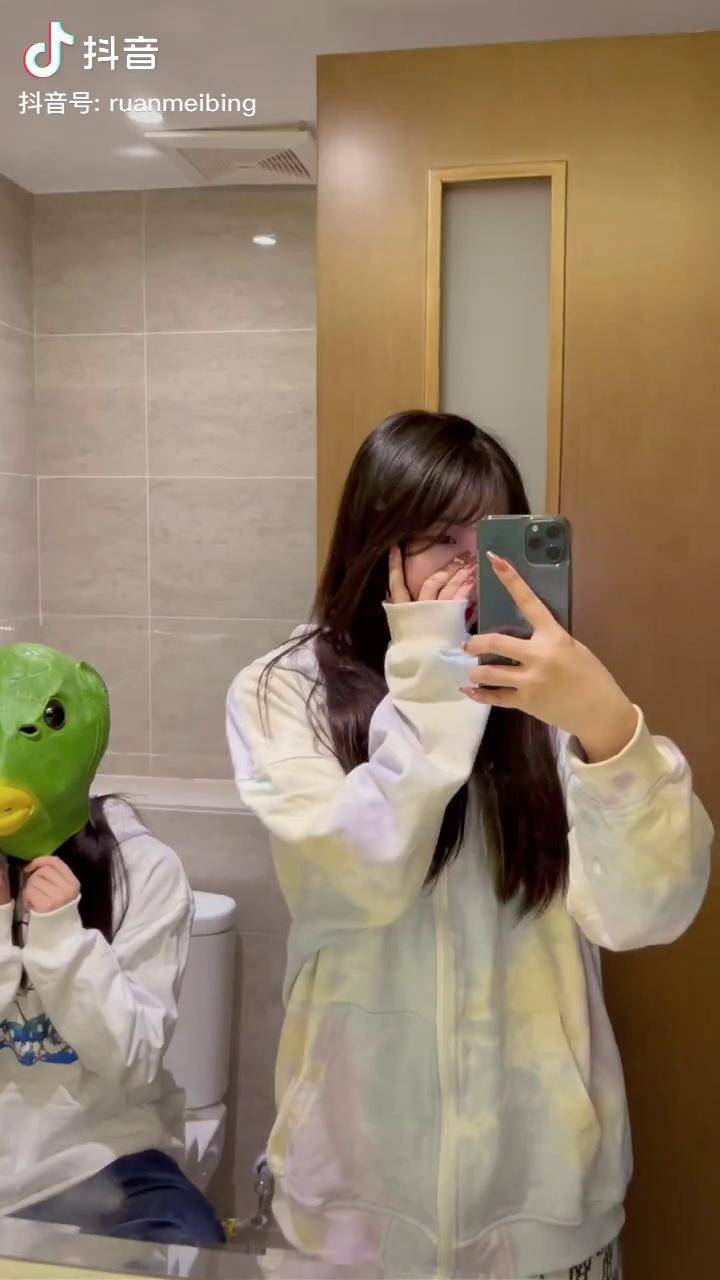 艾特出你身边会为了美女放你鸽子的人我先来是小嫣呐