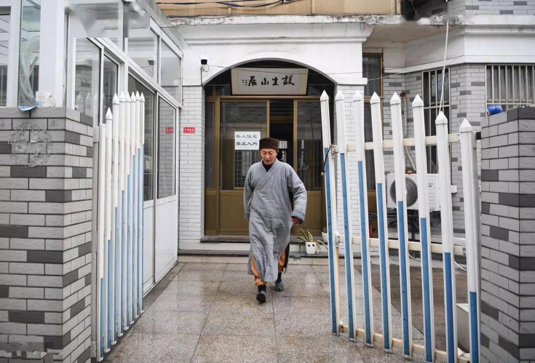 道禄只好亲自上阵,将自己俗家的别墅也贡献出来,收容这些孕妇和婴孩.