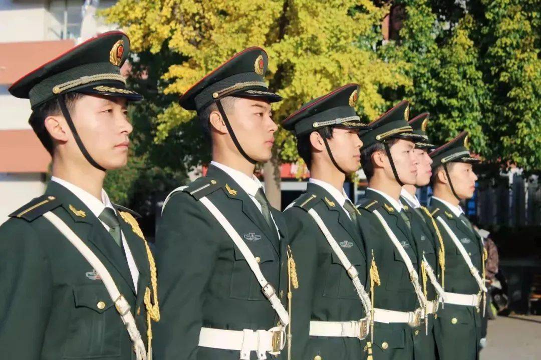 郑州商学院国旗护卫队图片