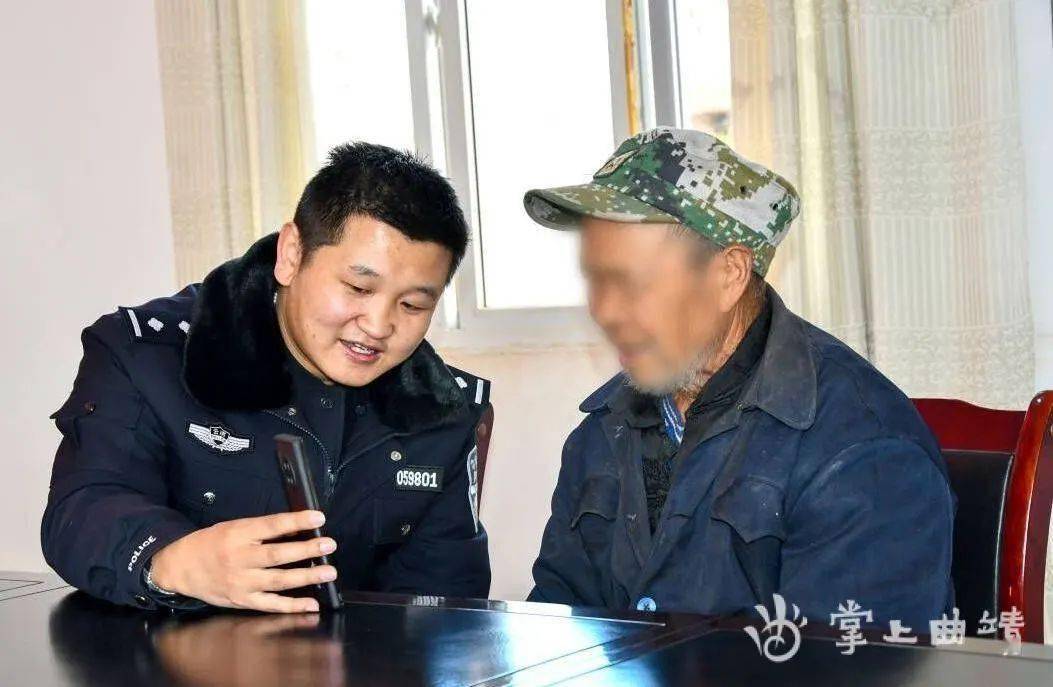 近日,会泽警方帮助会泽县乐业镇清水村委会干冲村杨某志通过视频见到