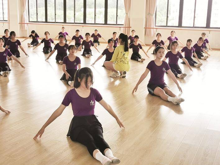 无论款式如何,校服都是学生青春难忘的回忆_李同学