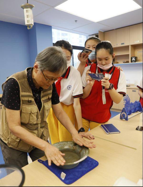 号称“不刷题”的“吴姥姥”火了！网友：原来物理还能这么“玩”