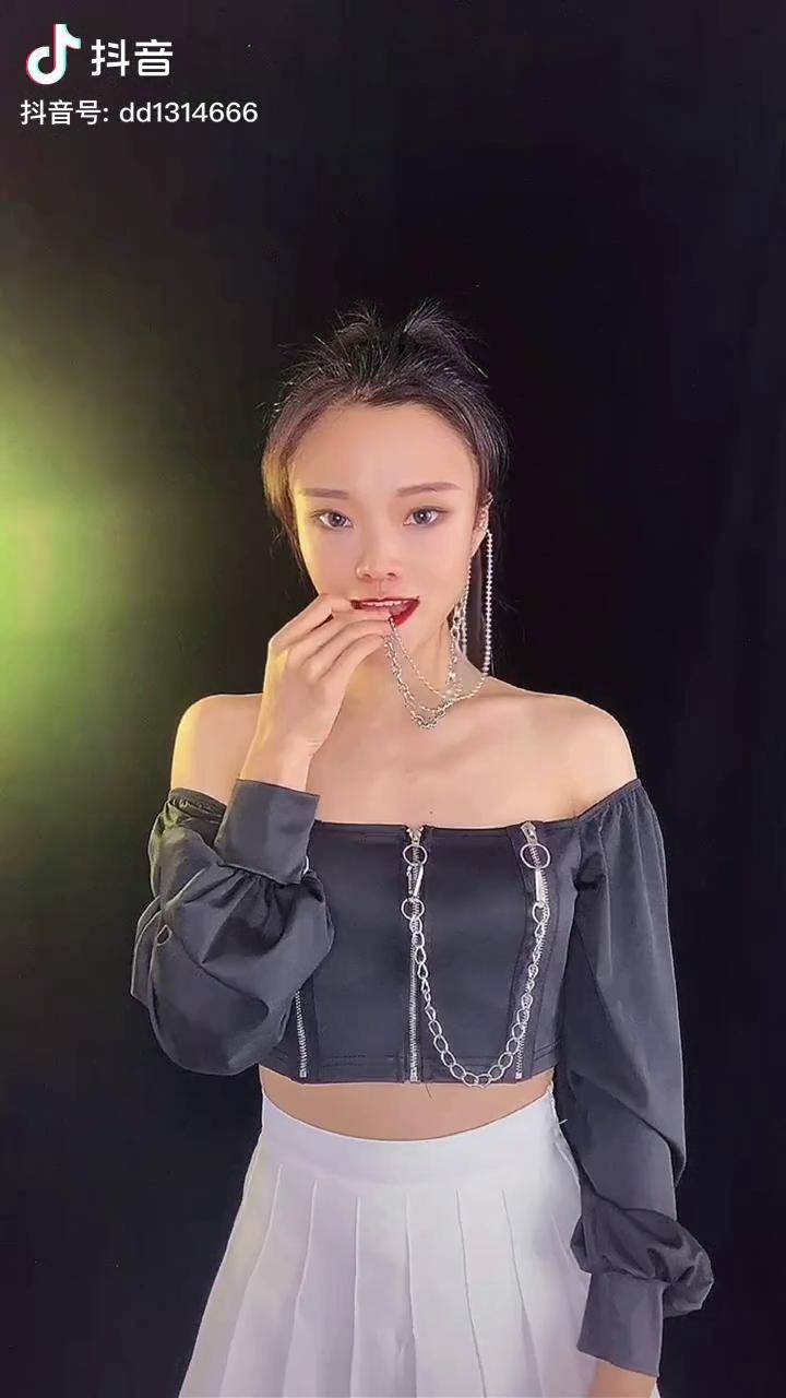 你们咬着项链不会流口水吗你的眼睛像星星东南亚吊链舞