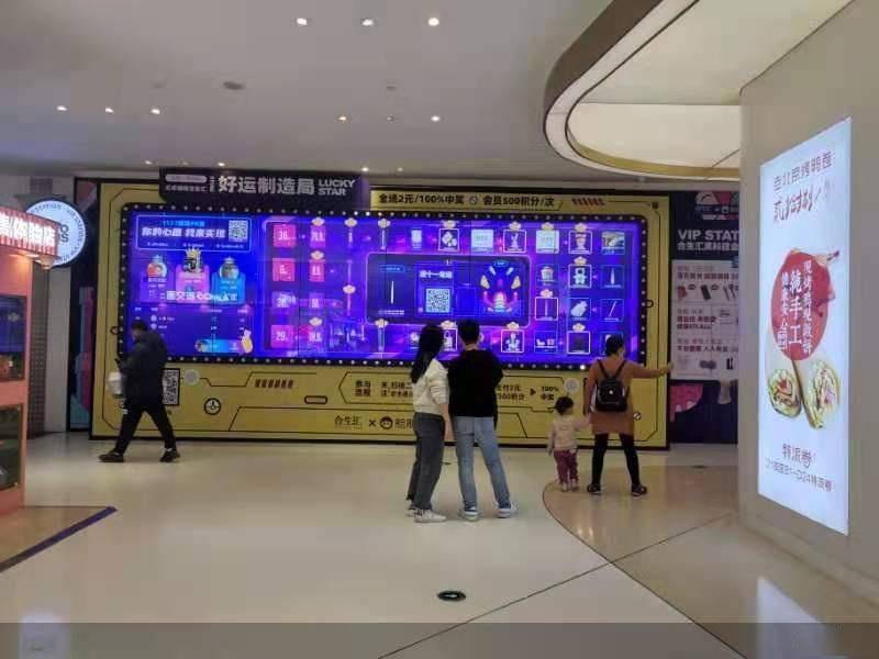 我们的数字新生活|机器人替代推销员、门店与网店并存 商场数字化有本“生意经”