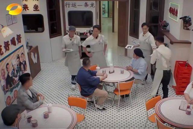 湾区|《大湾仔的夜》开播遭全网吐槽！三菜一汤卖1600元？吓死广州人！