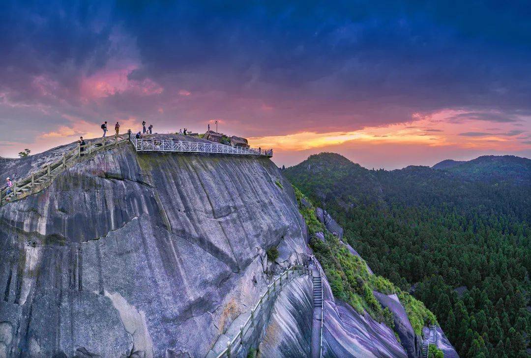 玉苍山登上三台山最高峰——龙头山.