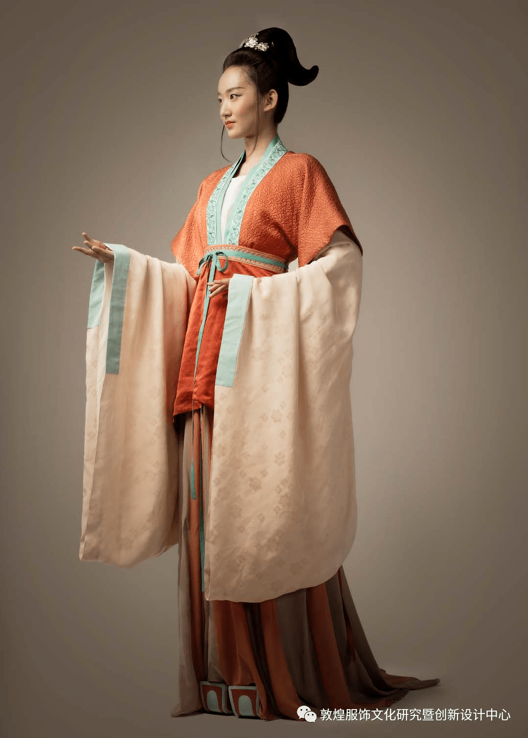 敦煌服饰艺术再现作品_供养