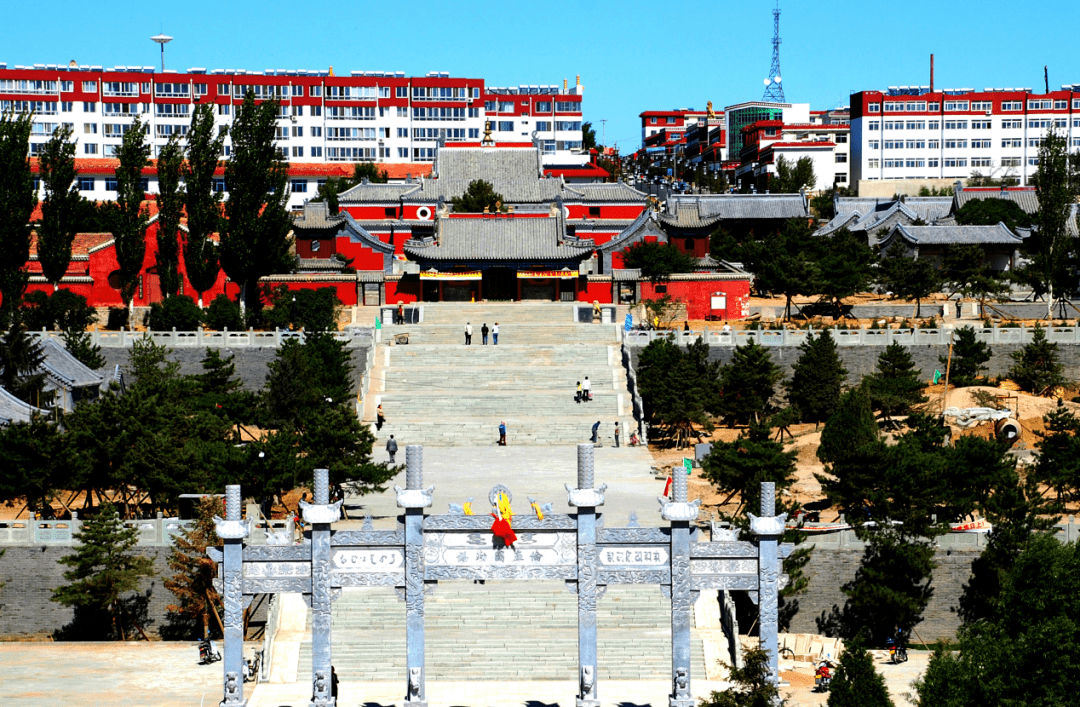 库伦三大寺由兴源寺,象教寺,福缘寺组成,总占地面积10.