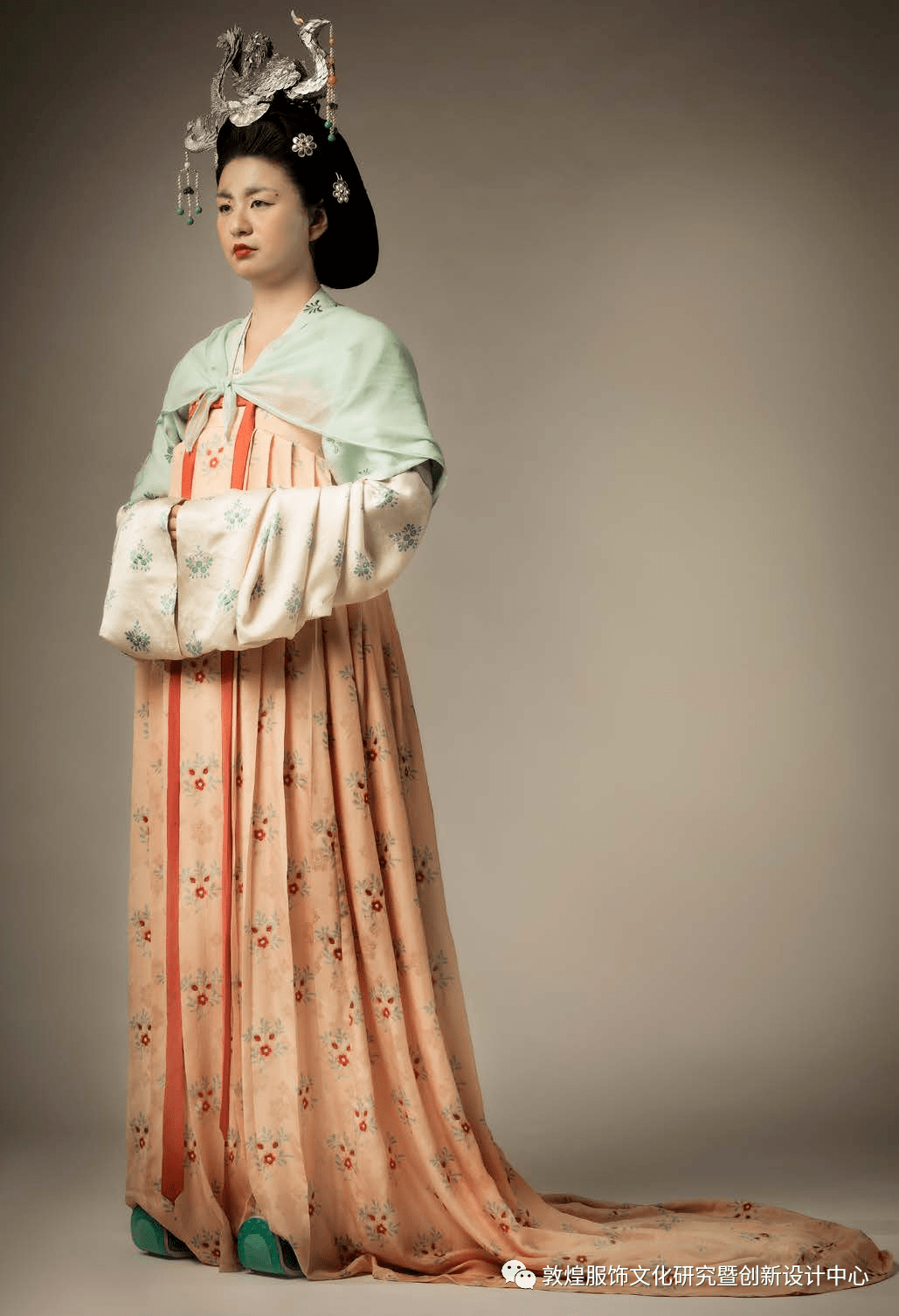 敦煌服饰艺术再现作品_供养