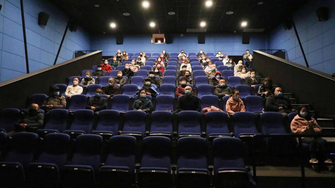 乌兰牧骑宫影城五一影厅邀请王爷庙社区居民免费看电影