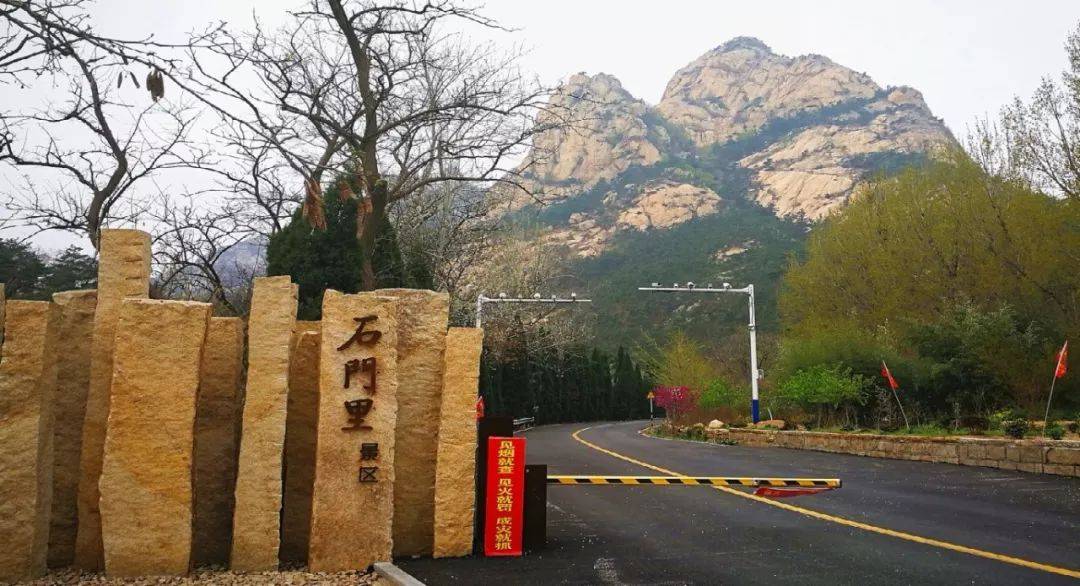 池为在一高约百米悬崖上呈梯列型排开的九个大小不等的天然石池雨季