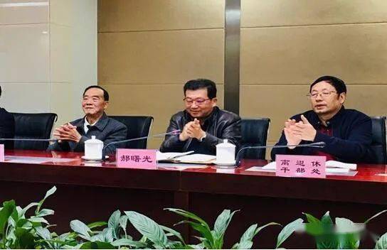 人行中心支行离退休干部处袁庆生处长主持会议,党委委员,副行长郝曙光