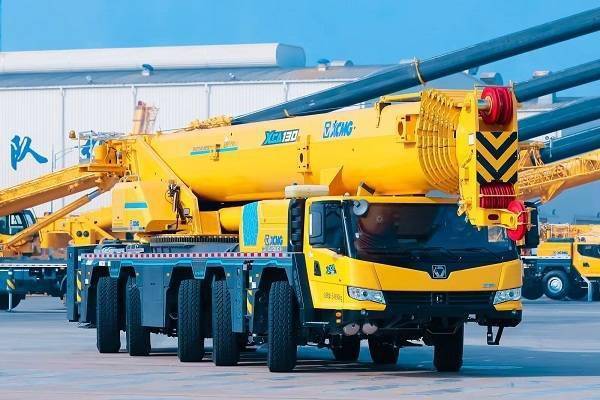 国内首款零配件国产化率100%全地面起重机正式下线