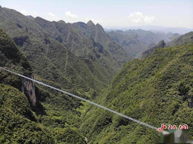 可承载500人 四川巴山大峡谷建680米跨度玻璃桥