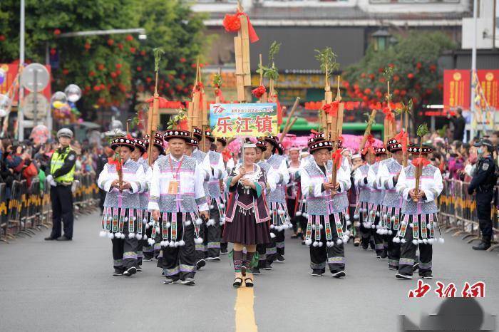 广西龙胜民众身着盛装巡游庆自治县成立70周年