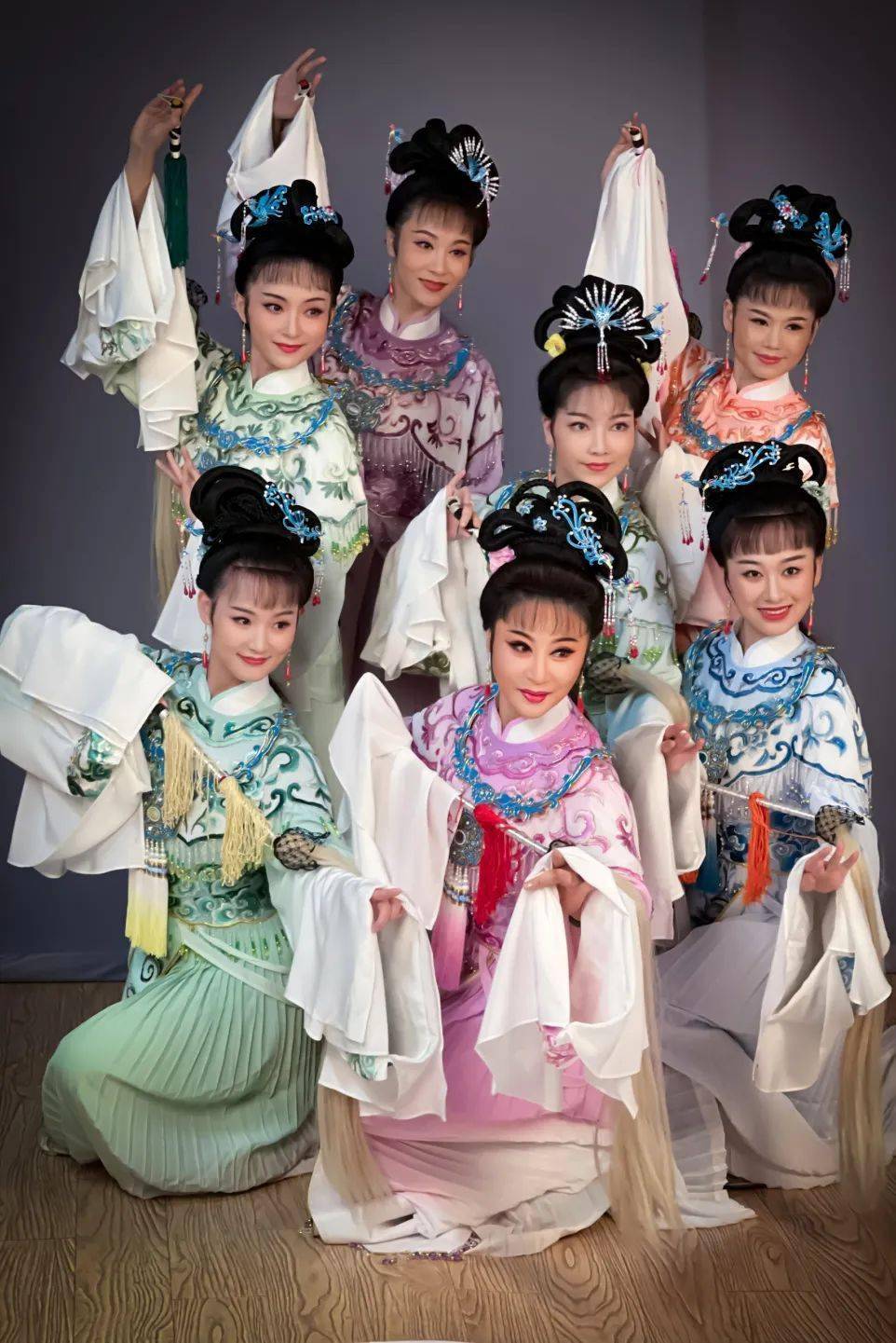 七仙女厌恶天宫岁月凄清,乃不顾森严天规,只身奔向人间.