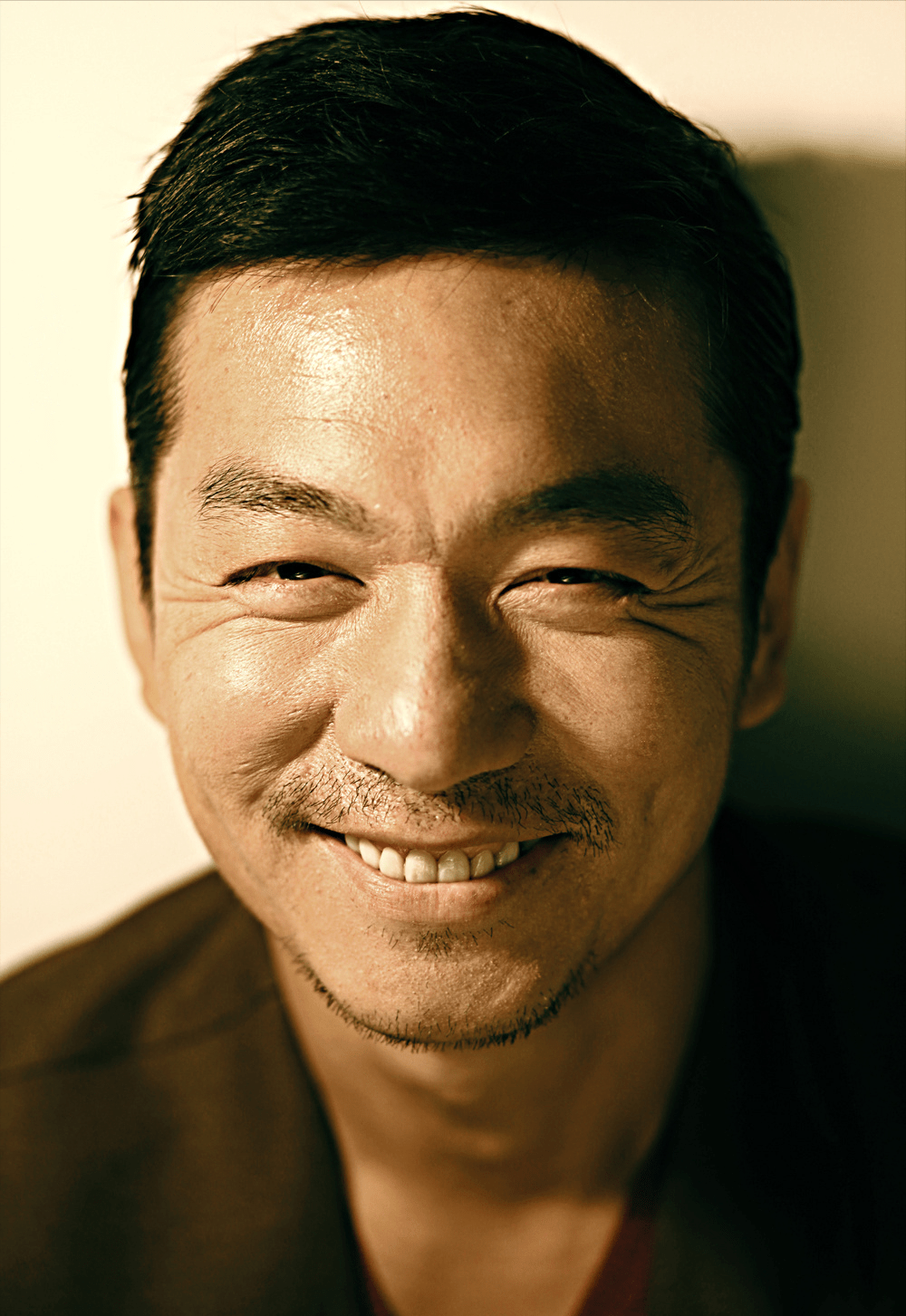 "伍六一"邢佳栋:红了不忘本,成名前娶平凡妻子,曾被绑架7天_表演