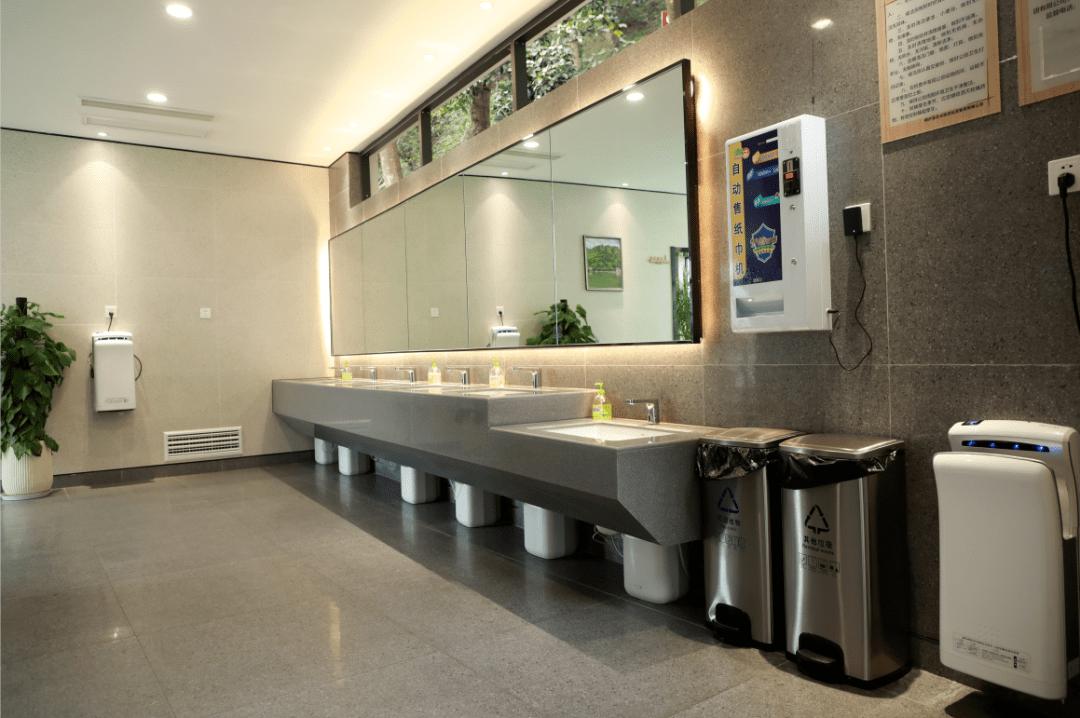 小厕所大升级厕所内部的现代化设计让人"眼前一亮",配备智能感应系列