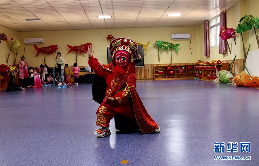 世界儿童日丨萌娃学川剧喜欢练变脸