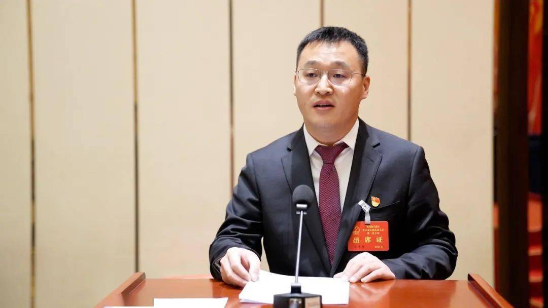 新当选的兴庆区人民政府区长张青雅在表态发言中表示:接过历史的"接力