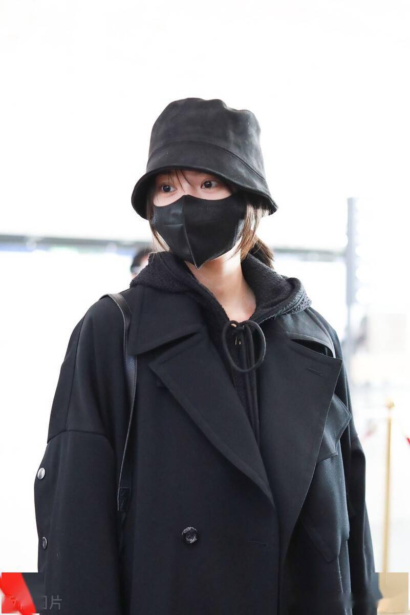 街拍:张艺上全黑look赶行程,造型清爽满分_旅游