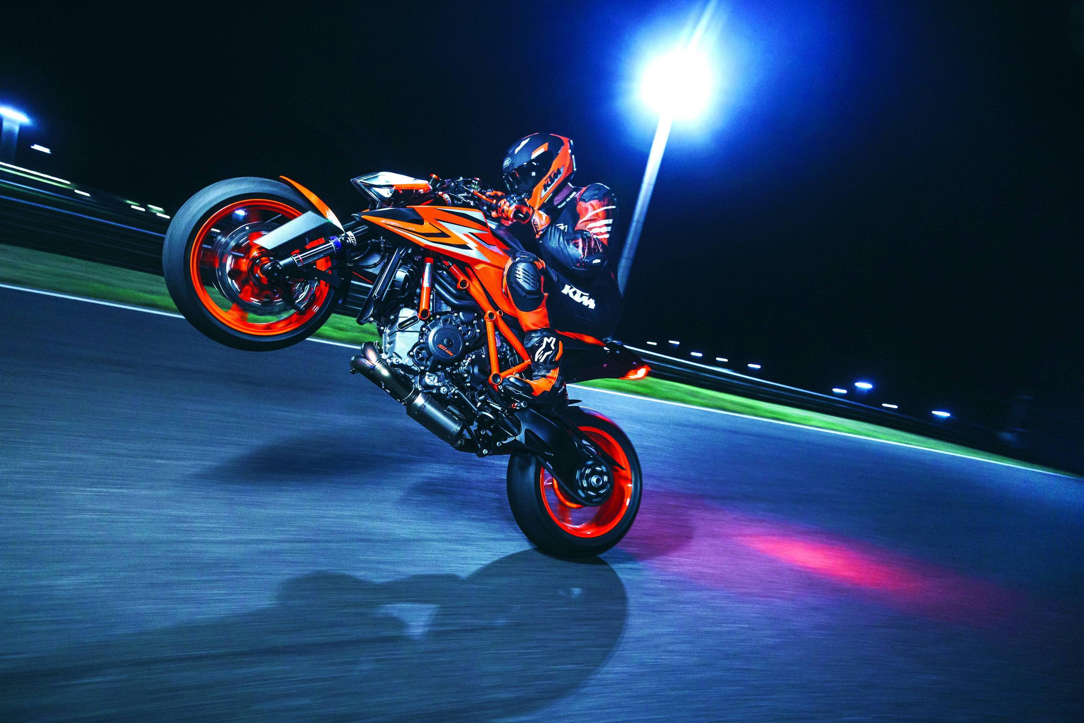 2022ktm1290supedukerrevo户外特写2