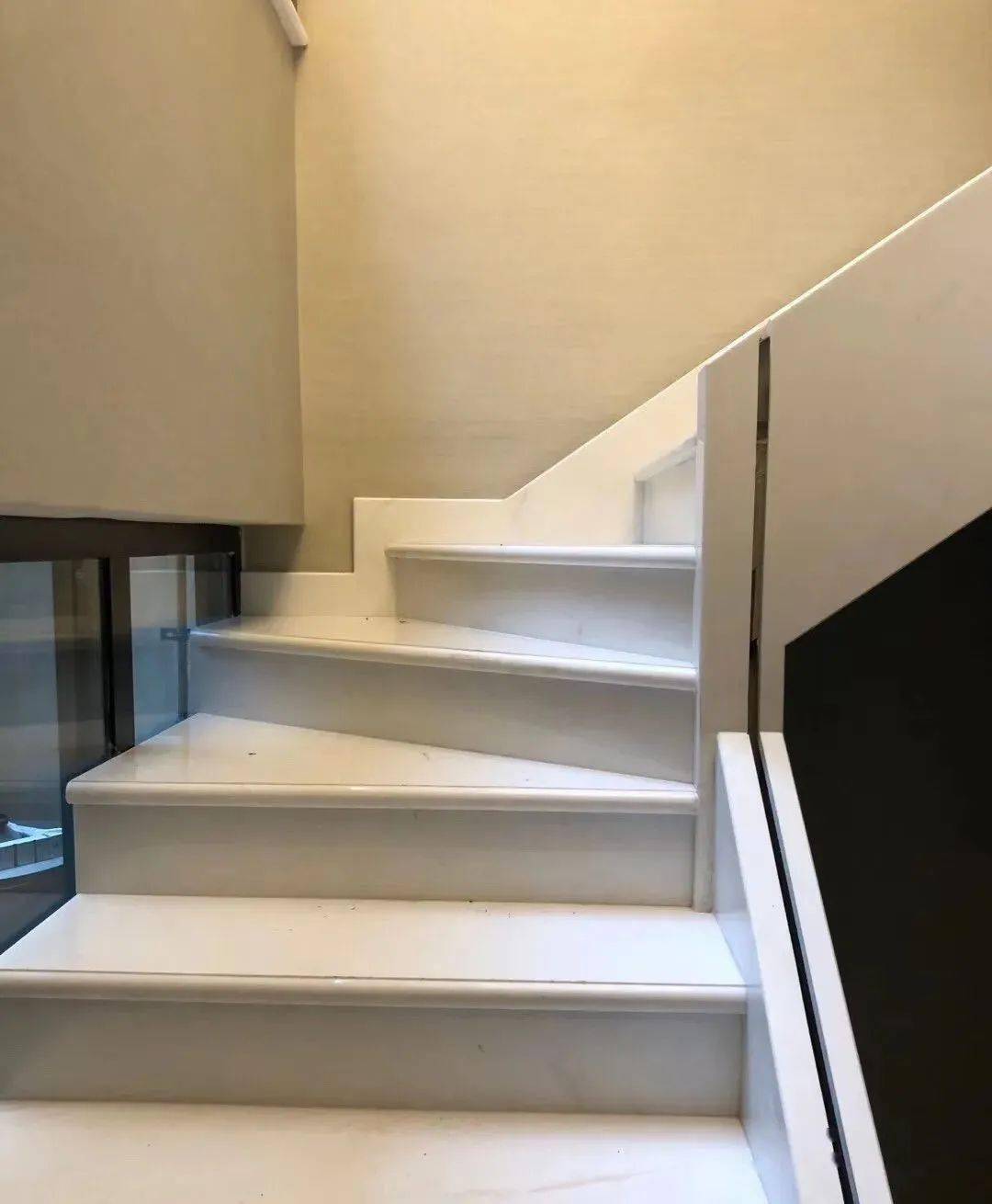 灰白大理石楼梯玻璃栏杆制作案例_石材