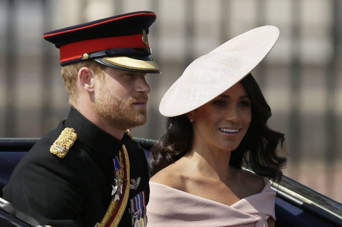 美国|哈里王子之妻梅根当街学猫叫，英网友气炸：把英国王室脸丢尽了！