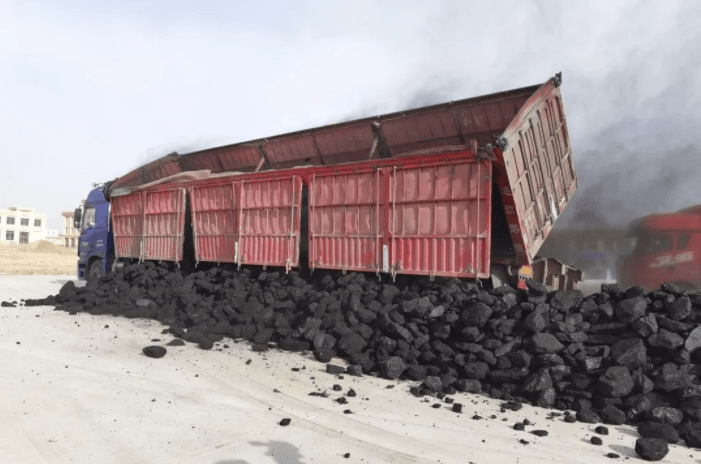 在满都拉镇暖心煤卸煤现场,开着自家农用车前来拉煤的牧民络绎不绝.