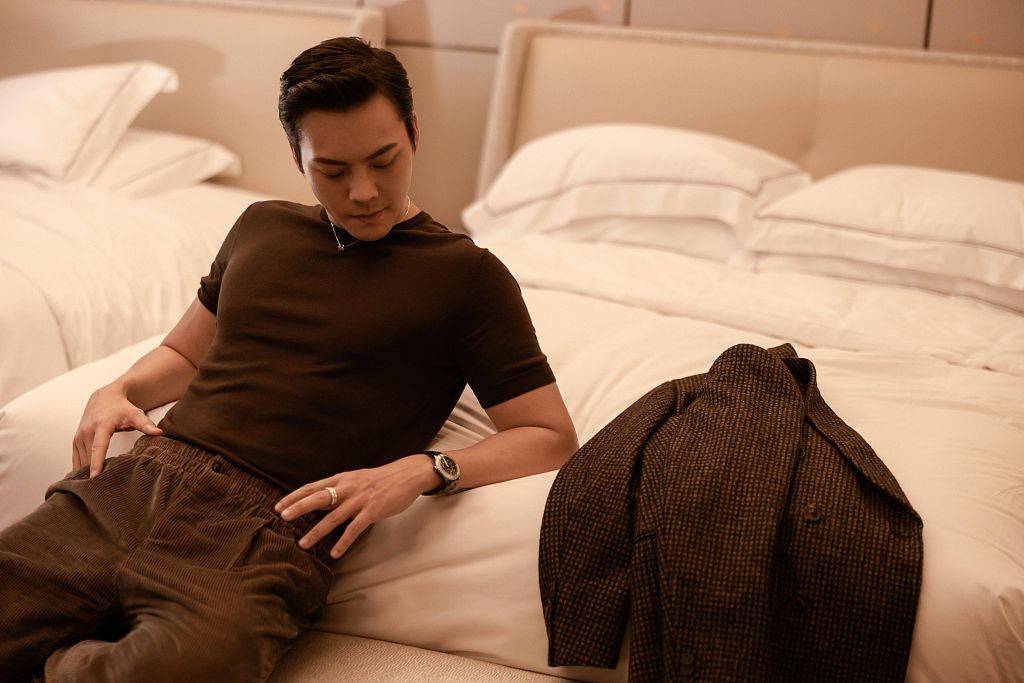 陈伟霆生日写真释出电影感满满 穿紧身t恤彰显好身材帅气爆棚