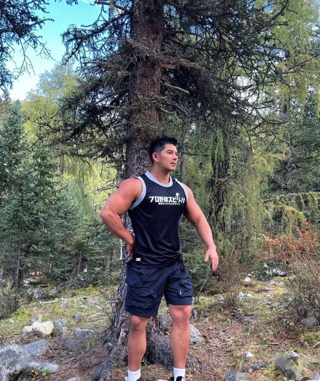 藏区惊现肌肉菩萨惨遭网友抨击死肌肉吃药吃出来的