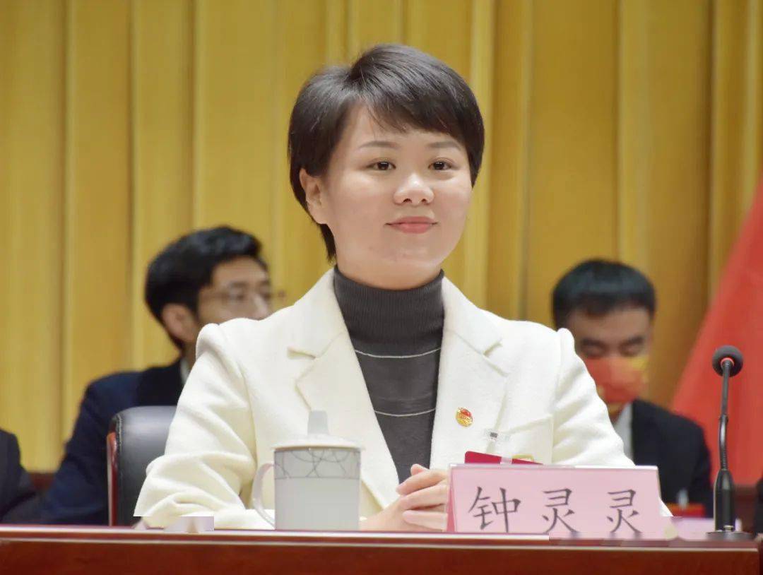 钟灵灵代表共青团宁德市委向大会的召开表示热烈的祝贺,并充分肯定了