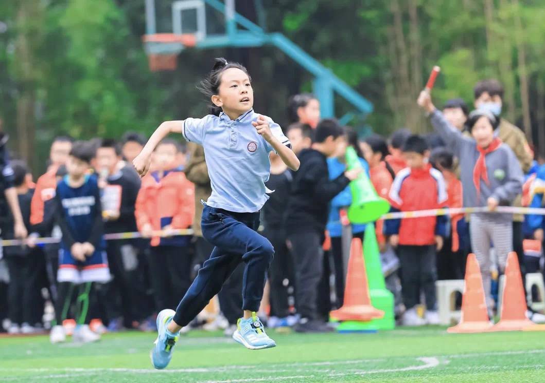 巴蜀|奥运冠军施廷懋为巴蜀小学体育节加油助威