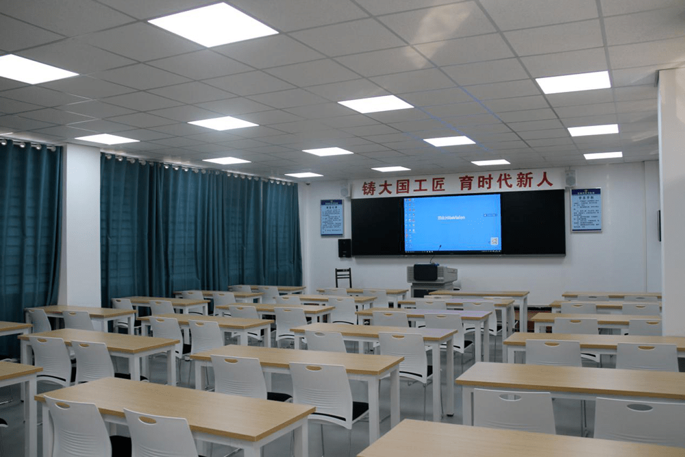 毕节监狱劳动技能培训中心总建筑面积333平方米,内有多媒体教室,劳动