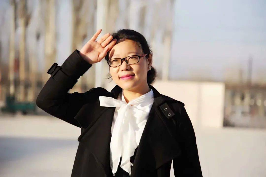 作者简介:李莉荣 中学语文高级教师 新疆维吾尔自治区教学能手,现任教