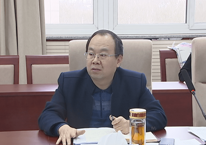 李维信主持会议,并就抓好冬小麦播种和自备井关停工作讲了意见.