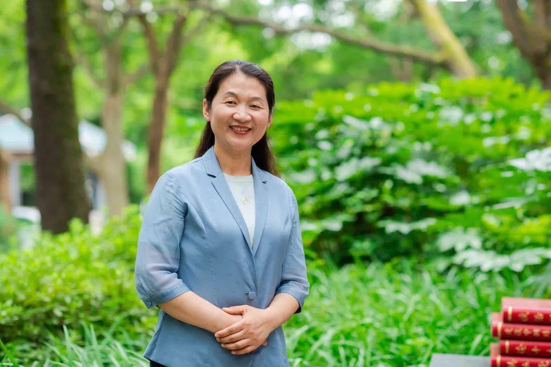 李芳 马克思主义学院02初心不改育桃李,与时偕行培英才.